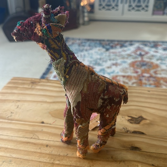 Portofino Home Boho Handcrafted Indian Paper Mache Sari Fabric Giraffe Figurine. - Picture 6 of 9